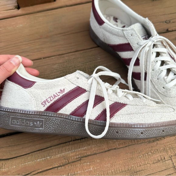 WOMEN'S ADIDAS ORIGINALS HANDBALL SPEZIAL SNEAKERS Off White/Collegiate Burgundy - Picture 2 of 8